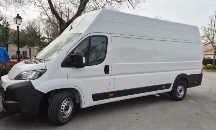 Furgoneta de mudanza nueva